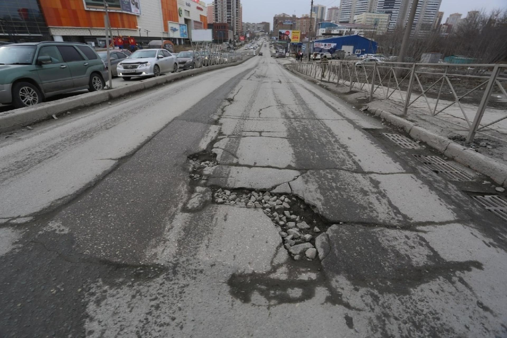 Закрытые дороги сейчас. Новосибирск разбитые дороги. Ямы на дорогах Новосибирск 2023. Плохие дороги Новосибирск. Ямы город дорога.